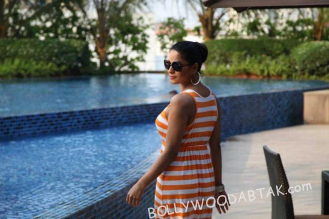 Pakistani Actress Veena Malik in Pink Dress Hottest Photos 10 Veena-Malik-Orange Tshirt-7