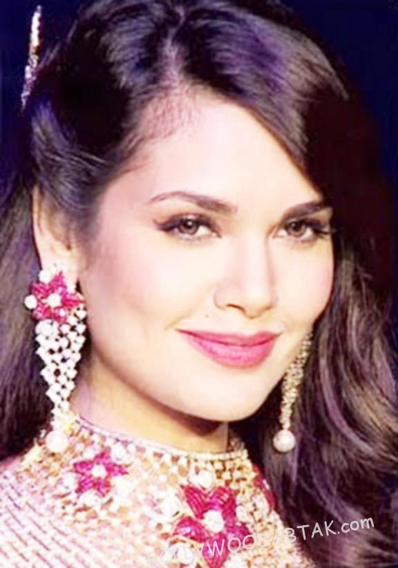 Top 25 Hot Actress Esha Gupta Stunning Various Dress Pose Photos 10 Esha Gupta Hot & Cute Photos