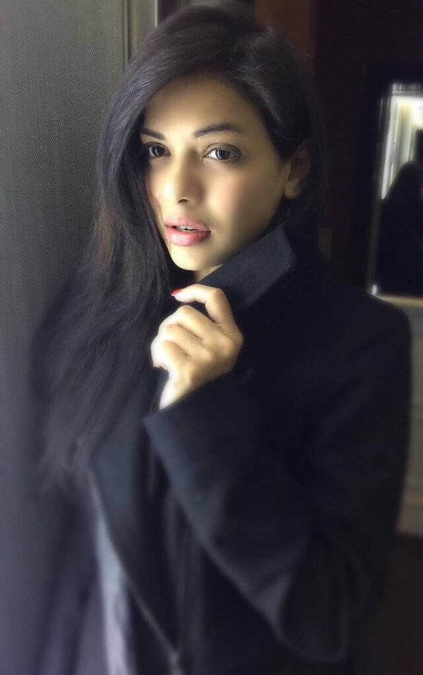 Top 15 Sara Loren Hot, Sexy, Newest Photos 10 Sara Loren Hot black drees