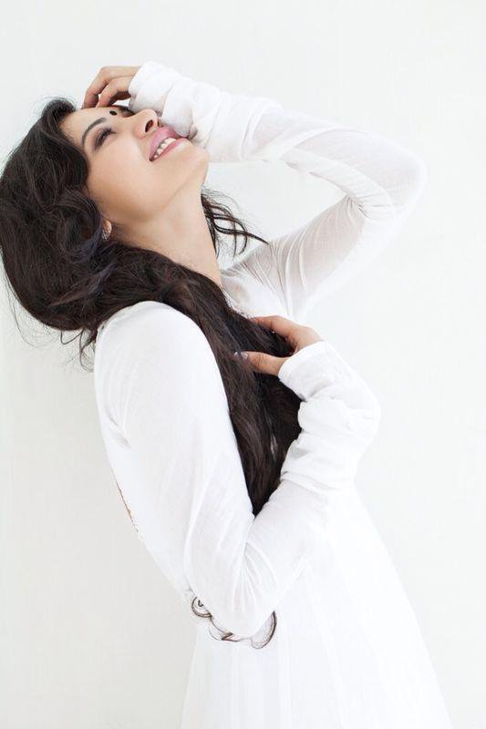 Top 15 Sara Loren Hot, Sexy, Newest Photos 10 Sara Loren White Dress