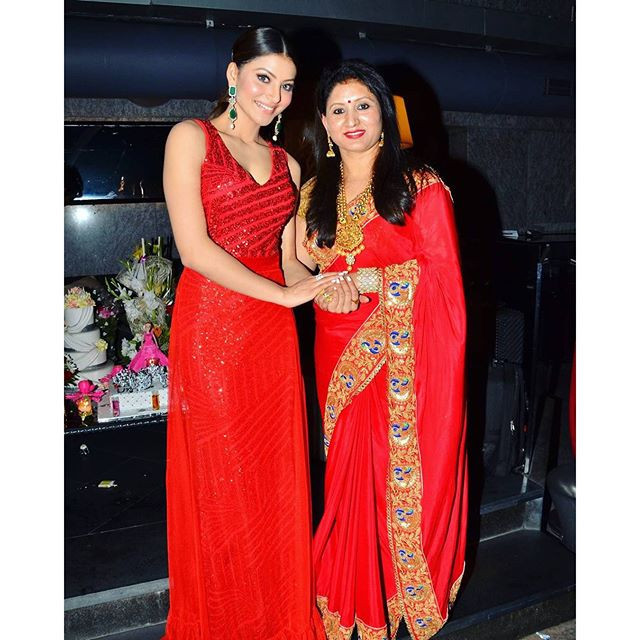 Cute Urvashi Rautela Beautiful Unseen Family Pictures 10 Urvashi Rautela family pics 4
