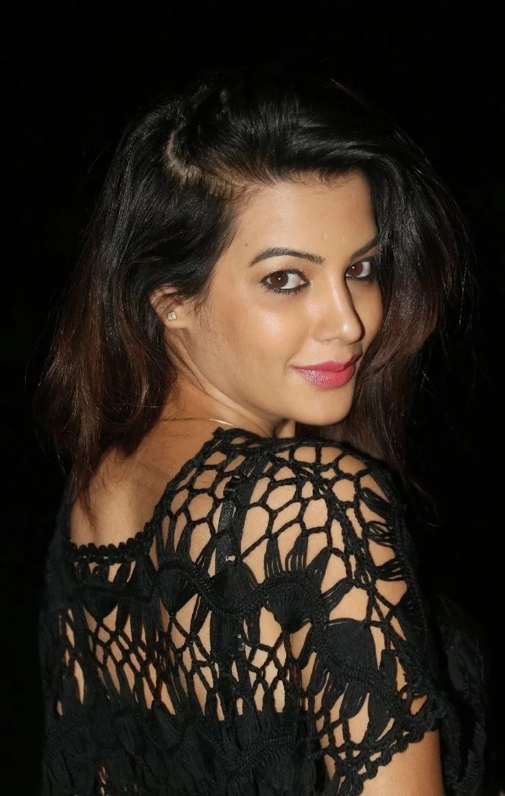 Hot & Sizzling Latest Photo’s Of Deeksha Panth: 10 hot and spicy deeksha panth 12