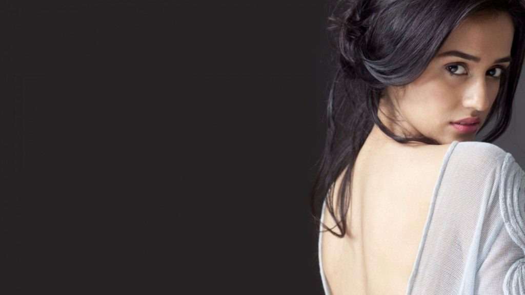 Disha Patani Cute and Beautiful Photos Gallery 18 Disha Patani hot in backless dre