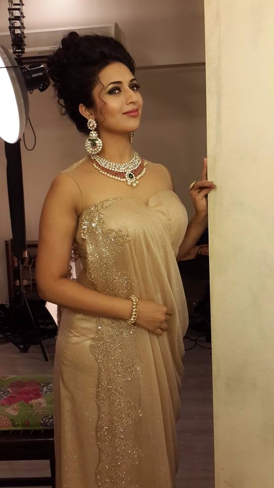 Divyanka Tripathi Hot Navel, Saree, Cleavage, Wedding Photos Wallpapers 11 Divyanka Tripathi hot photo