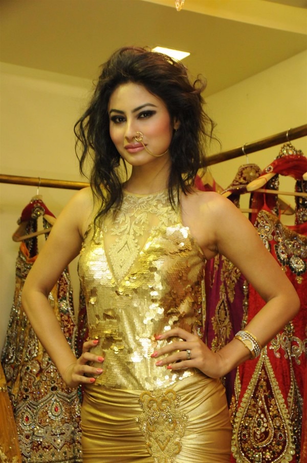 Hot TV actress Mouni Roy Bikini Wallpapers,Thigh Photos, Topless Pics, Photo Gallery 10 Mouni Roy hot photoshoot