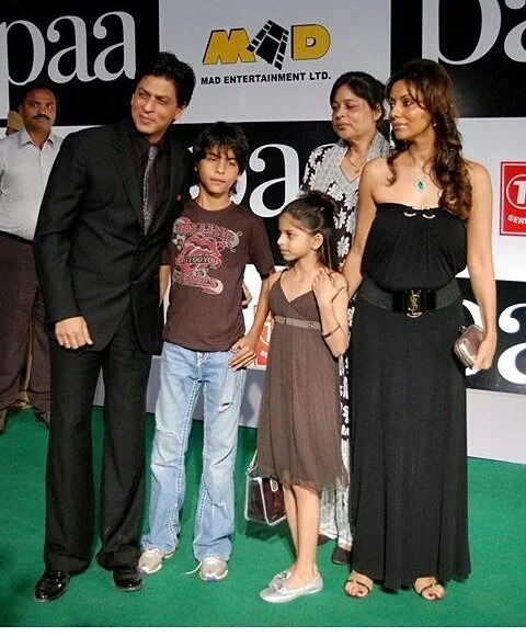 Suhana Khan Childhood Photos– Shahrukh Khan Daughter Images 15 suhana khan kid pic with mom and