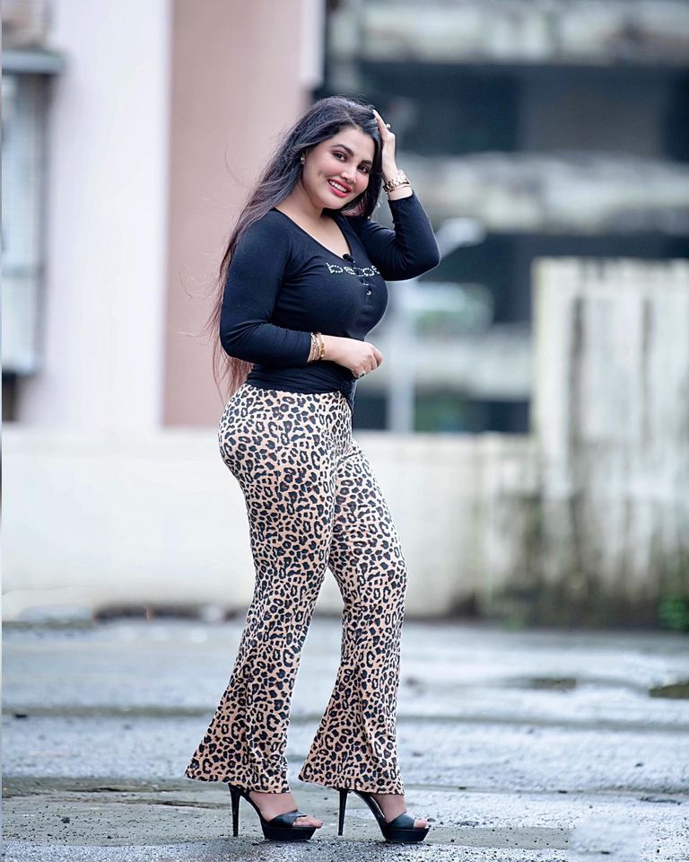 20+ Punjabi Model Khushi Gadhvi Hot Beautiful Photos 12 punjabi model Khushi Gadhvi