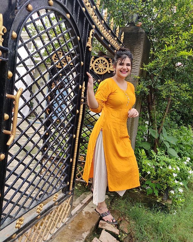 Desi Beauty Girl Swati Mishra Photos- Singer, YouTuber Girl 11 Desi Beauty Girl Swati Mishra 02