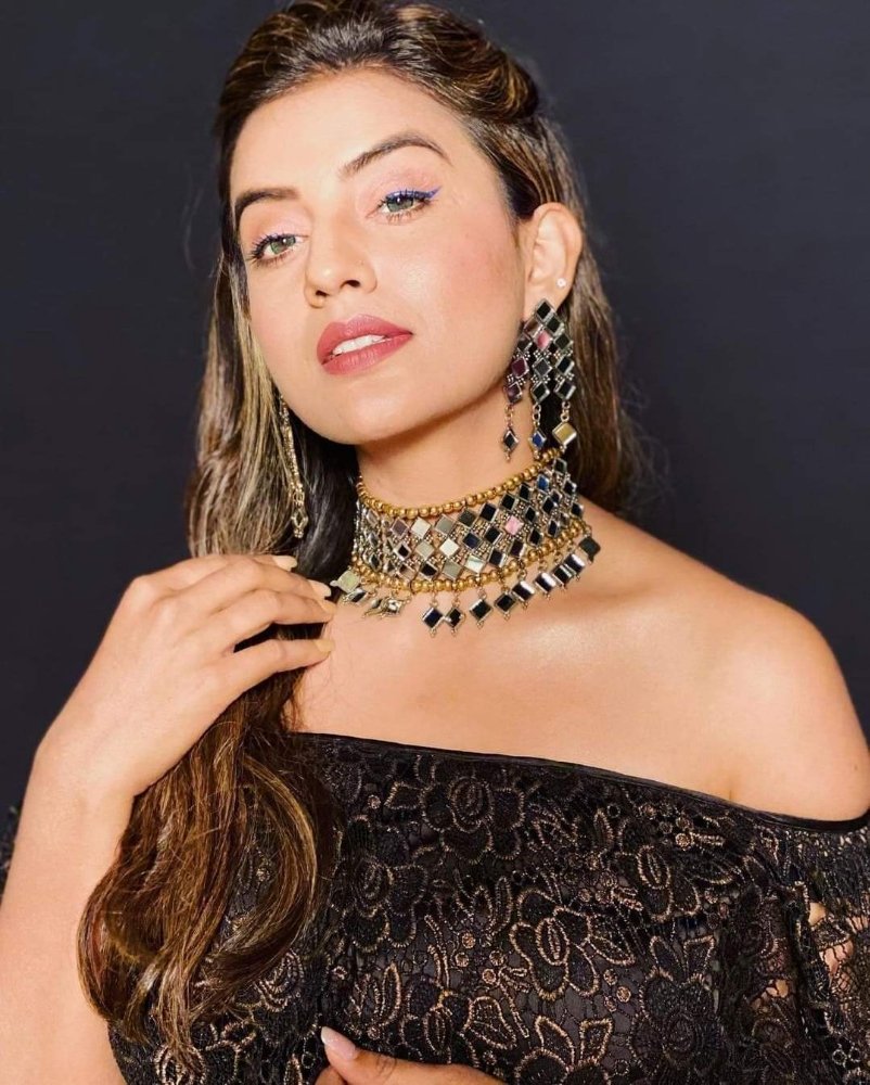 Bhojpuri Cinema Actress Akshara Singh Beautiful Instagram Photos Gallery 12 fb img 16083048104753809114716462303358