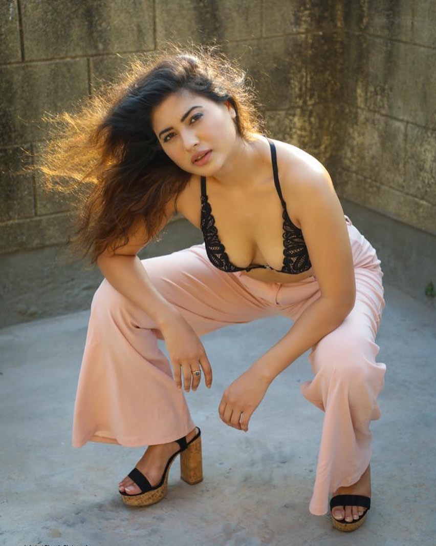 20+ Hot Photos Of Ullu App Actress Poonam Rajput 11 Actress Poonam Rajput Hot Photos 005