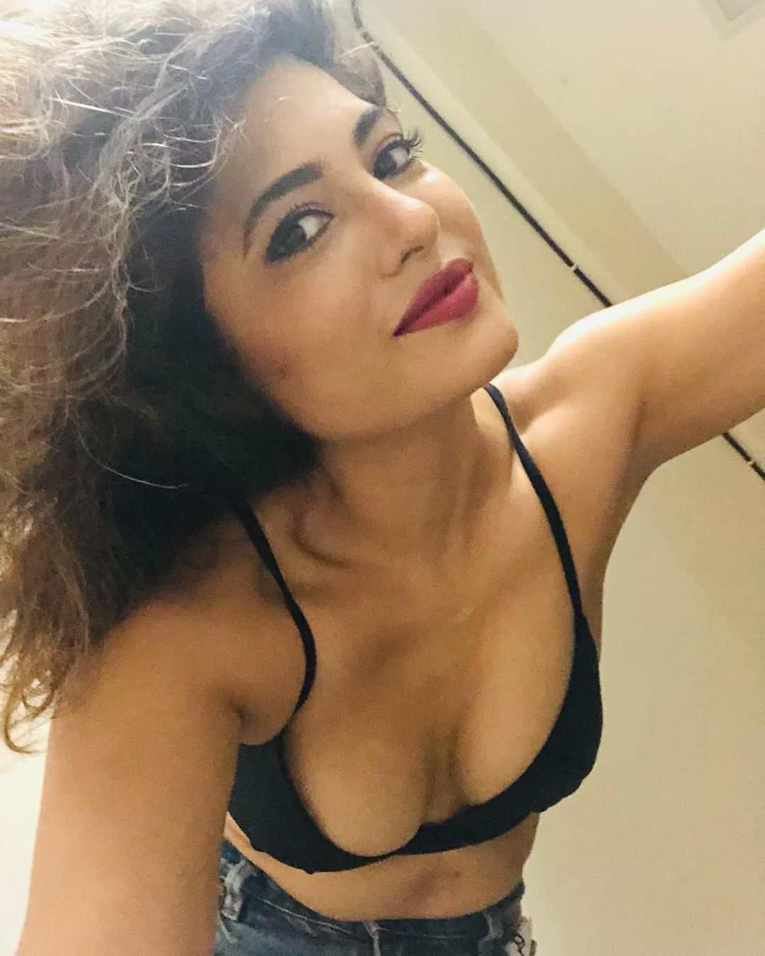 15+ Poonam Rajput Hot Selfie Pics- Actress from Mirzapur and Dance Bar Ullu App 24 Poonam Rajput hot