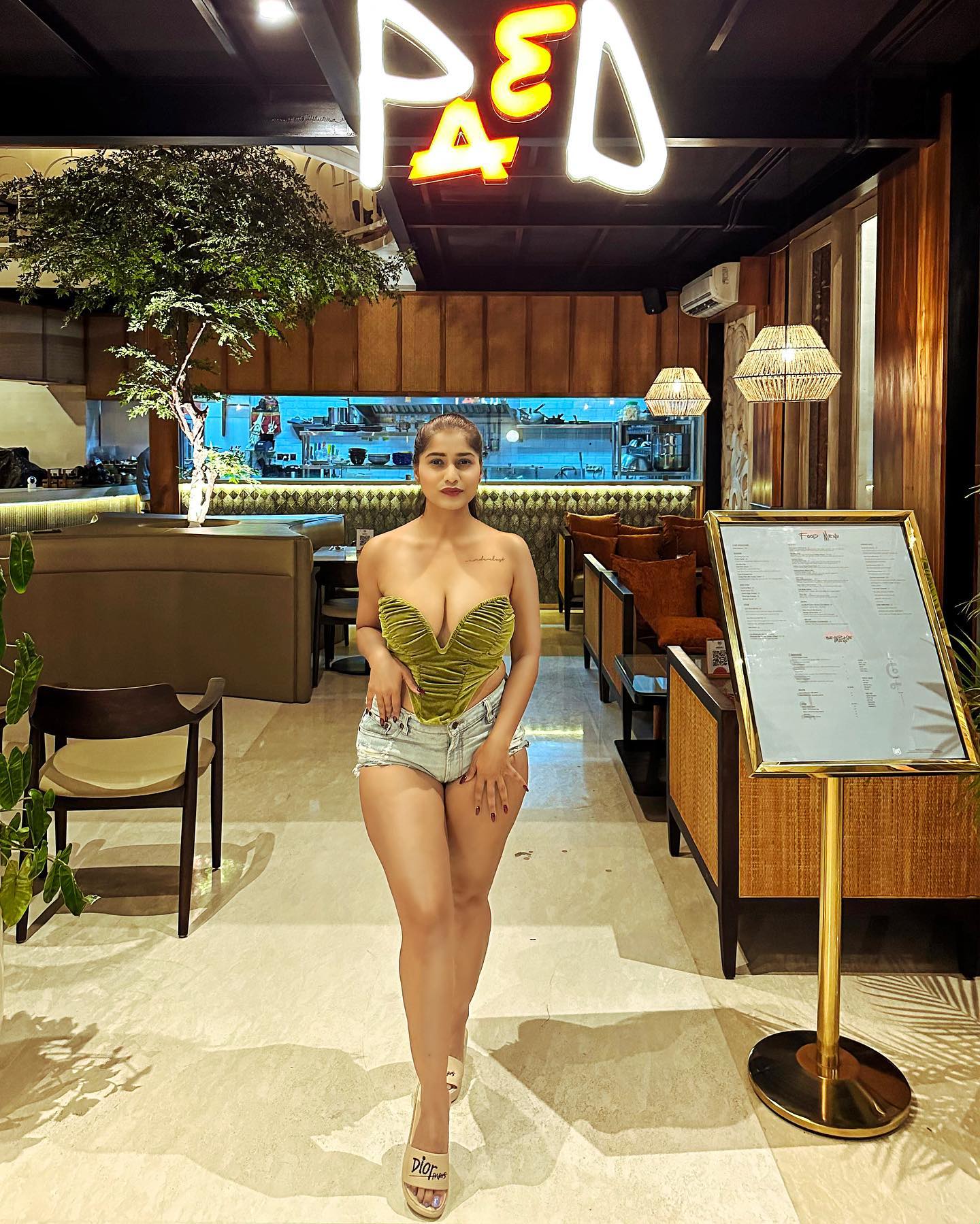 Pratika Sood Hot Bold Photos at Restaurant in Cleavage Showing Dress 14 367398408 1055002572327664 8817914316761203785 n