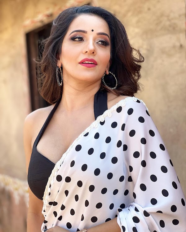 Bhojpuri Actress Monalisa in white saree with black blouse flaunting cleavage 12 monalisa white saree cleavage curvy tv actress 20 284 29