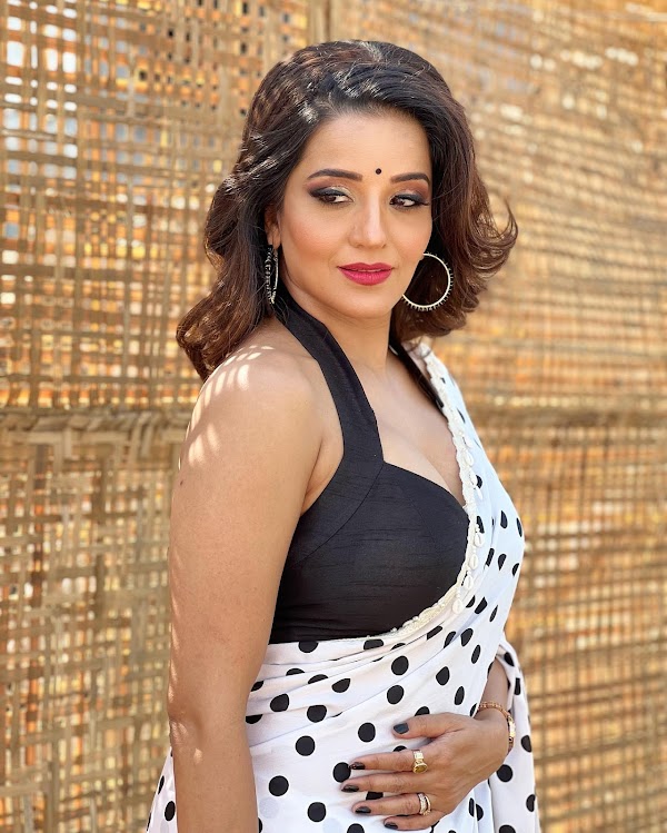 Bhojpuri Actress Monalisa in white saree with black blouse flaunting cleavage 10 monalisa white saree cleavage curvy tv actress 20 286 29