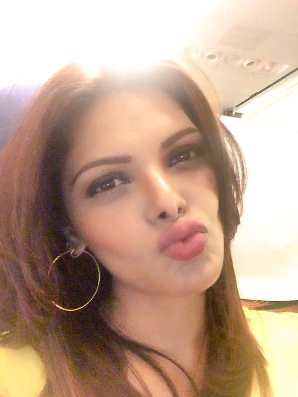 Sherlyn Chopra flying kiss twitter