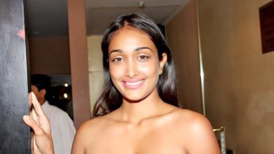 Jiah Khan cleavege