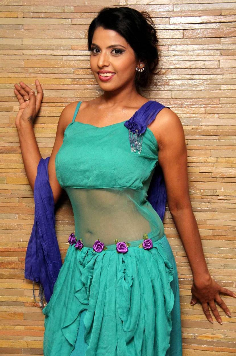Actress-Manisha-Pillai-Sexy-Photos-in-Green-Dress 3