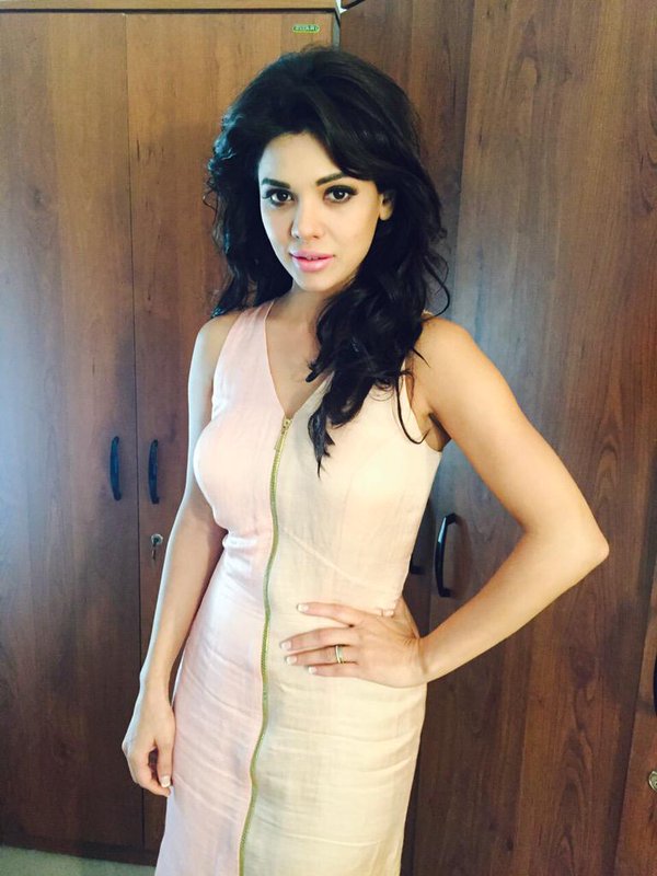 Top 15 Sara Loren Hot, Sexy, Newest Photos 10 Sara Loren Hot White Dress