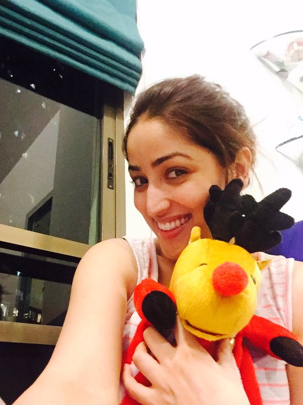 Yami Gautam Cute Stills  (6)