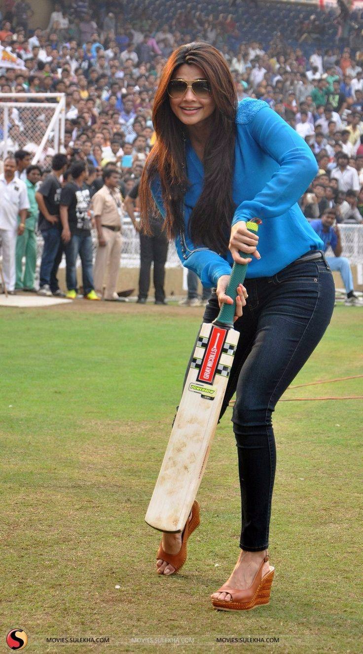 Daisy Shah batting
