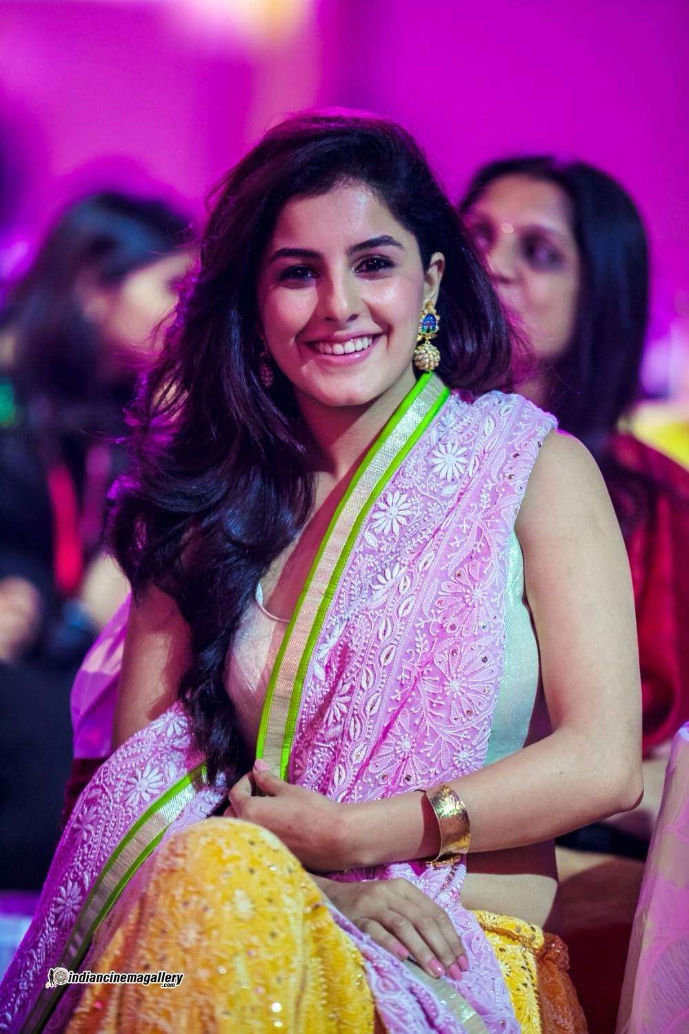 Isha Talwar cute smile