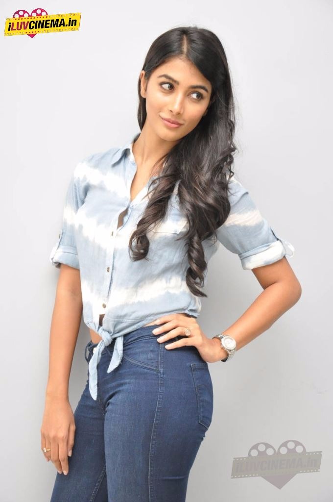 Pooja Hegde New Sexy Pictures 15