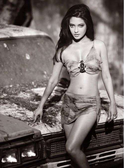 Riya Sen Hot Bikini Pictures 12