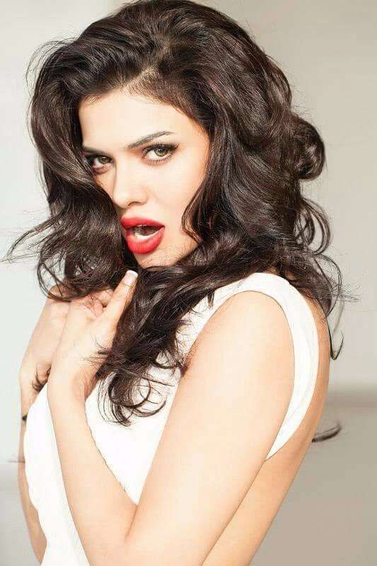 Sara Loren New Hot Bikini Pictur