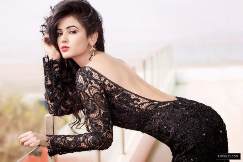 Sonal Chauhan hot