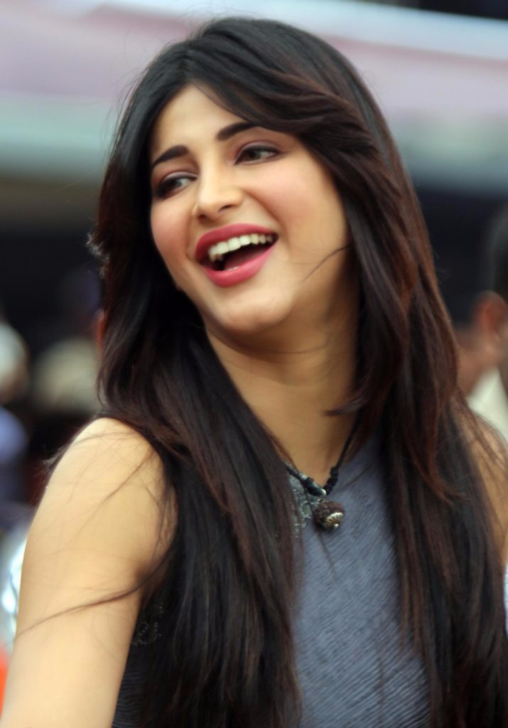 Shruti Hassan Cute HD Wallpaper