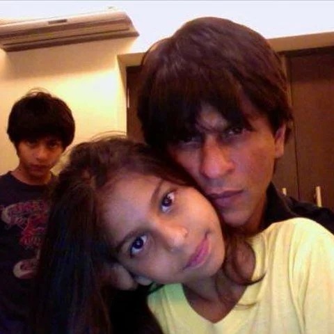 suhana khan childhood pic with p