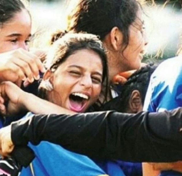 suhana khanrare pic laughing hea